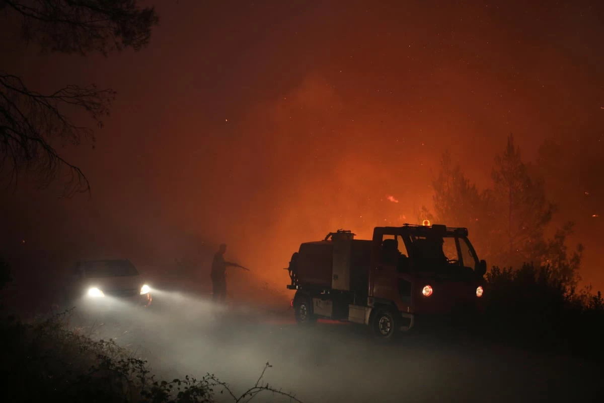 Σε πύρινο κλοιό η Εύβοια: Μάχη με τις φλόγες σε 4 μέτωπα από τις πρώτες πρωινές ώρες – Αγωνία για τους ανέμους